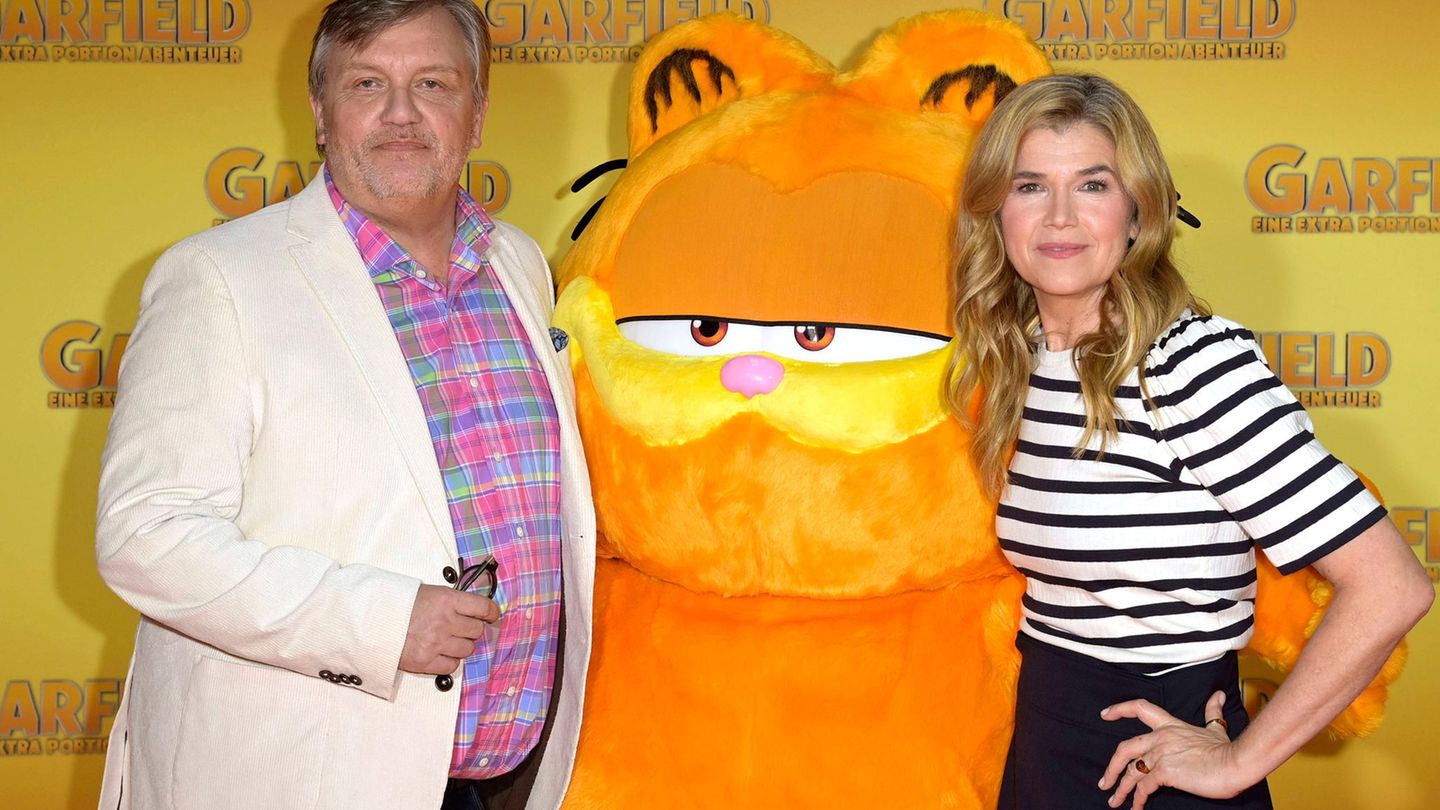 Hape Kerkeling und Anke Engelke 2024 mit dem dicken Kater Garfield