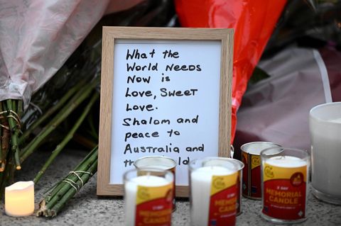 Blumen, Kerzen und Worte der Anteilnahme liegen einen Tag nach dem Anschlag am Bondi Beach in Sydney