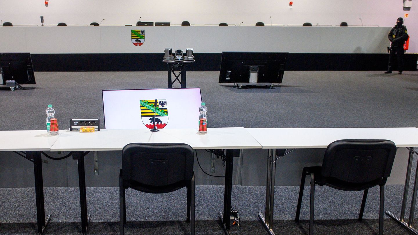 Die Zeugenbank im Gerichtssaal des temporären Gerichtsgebäudes vom Landgericht Magdeburg. Foto: Klaus-Dietmar Gabbert/dpa