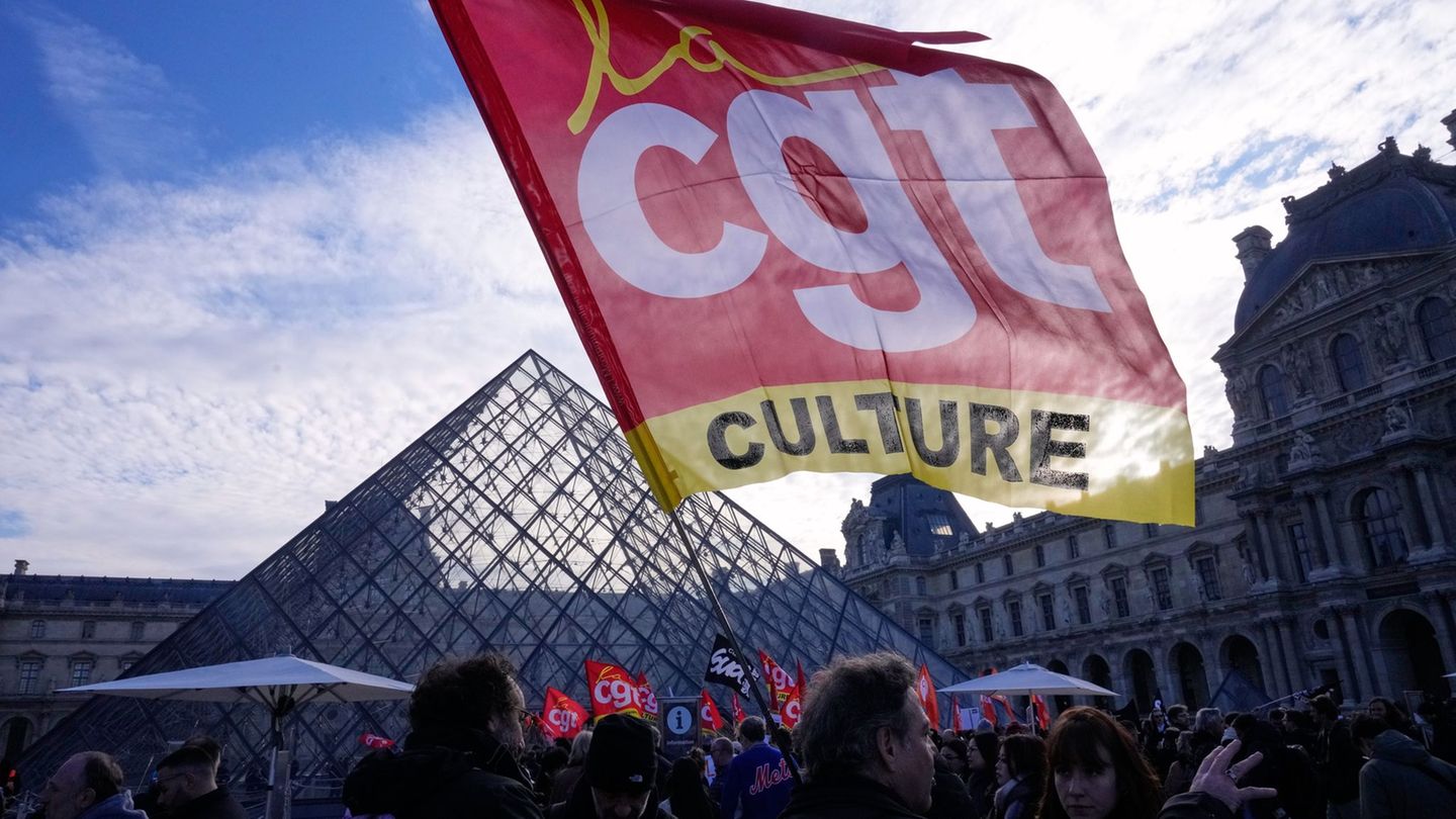 Angestellte zeigen eine Flagge der Gewerkschaft CGT vor dem Louvre, nachdem sie für einen Streik gestimmt haben. Foto: Michel Eu