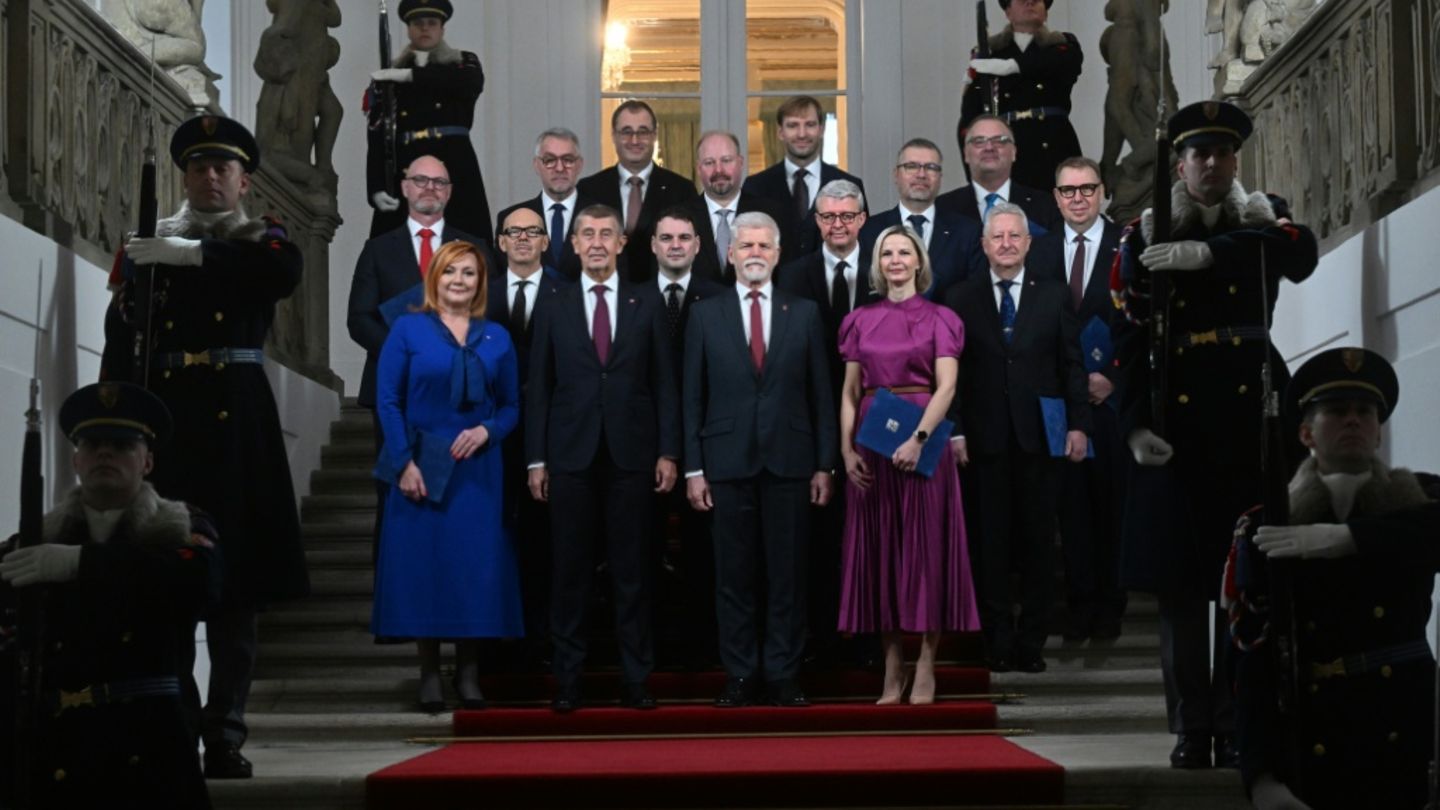 Andrej Babis (1. Reihe, 2.v.l.) mit seiner Regierung