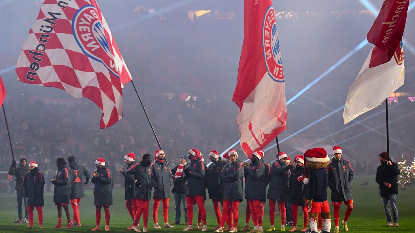 Nicht als Sieger zur Weihnachtsfeier im Stadion: Die Stars des FC Bayern. Foto: Sven Hoppe/dpa