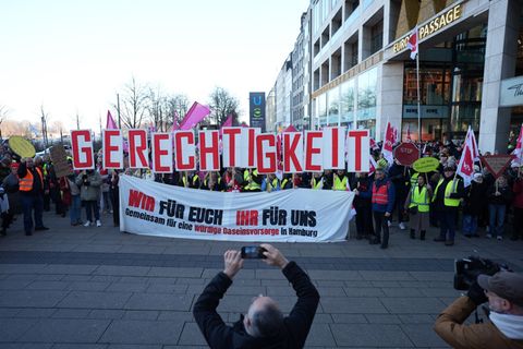 In der Hamburger Innenstadt halten Teilnehmer der Kundgebung Buchstaben in die Höhe, die das Wort "Gerechtigkeit" bilden. Foto: