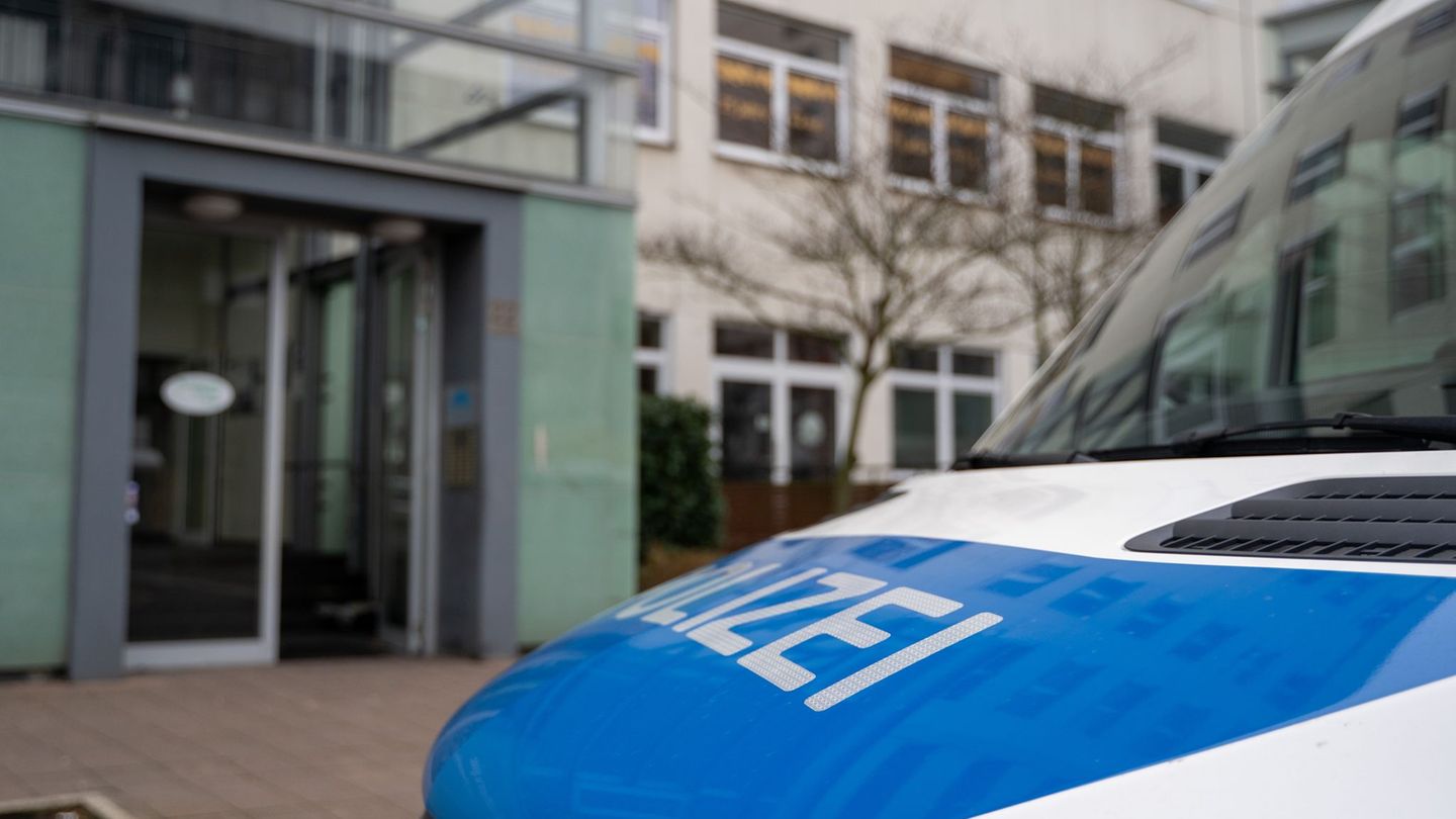 Nach dem Messerangriff auf eine Familie soll der Verdächtige psychiatrisch begutachtet werden Foto: Max Lametz/dpa