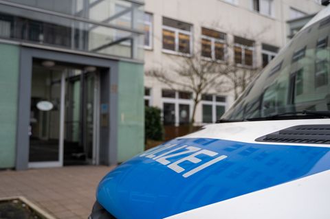 Nach dem Messerangriff auf eine Familie soll der Verdächtige psychiatrisch begutachtet werden Foto: Max Lametz/dpa