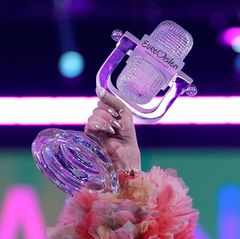 ESC Pokal, festgehalten von Eurovision-Sieger Nemo