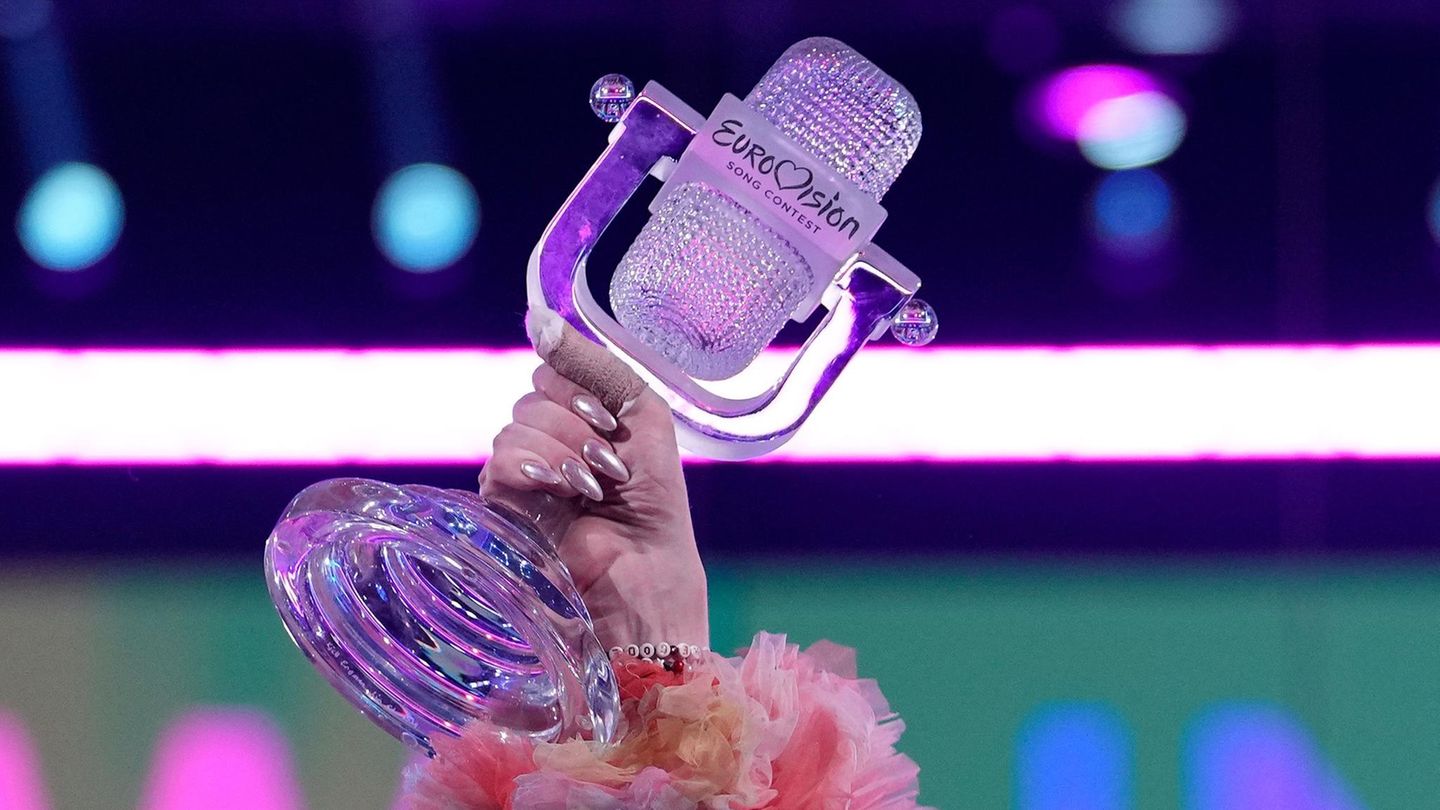 ESC Pokal, festgehalten von Eurovision-Sieger Nemo