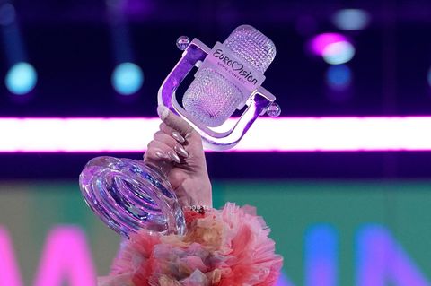 ESC Pokal, festgehalten von Eurovision-Sieger Nemo