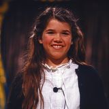 Chormädchen: Anke Engelke, die 1965 in Montreal geboren wird, wo ihr Vater für die Lufthansa arbeitet, zieht als Sechsjährige mit ihrer Familie nach Rösrath bei Köln. Sie tritt in den Chor ihrer Schule ein, der als "Sonntagskinder" bekannt ist, mit Heino Platten einspielt und in Peter Frankenfelds "Musik ist Trumpf" auftritt