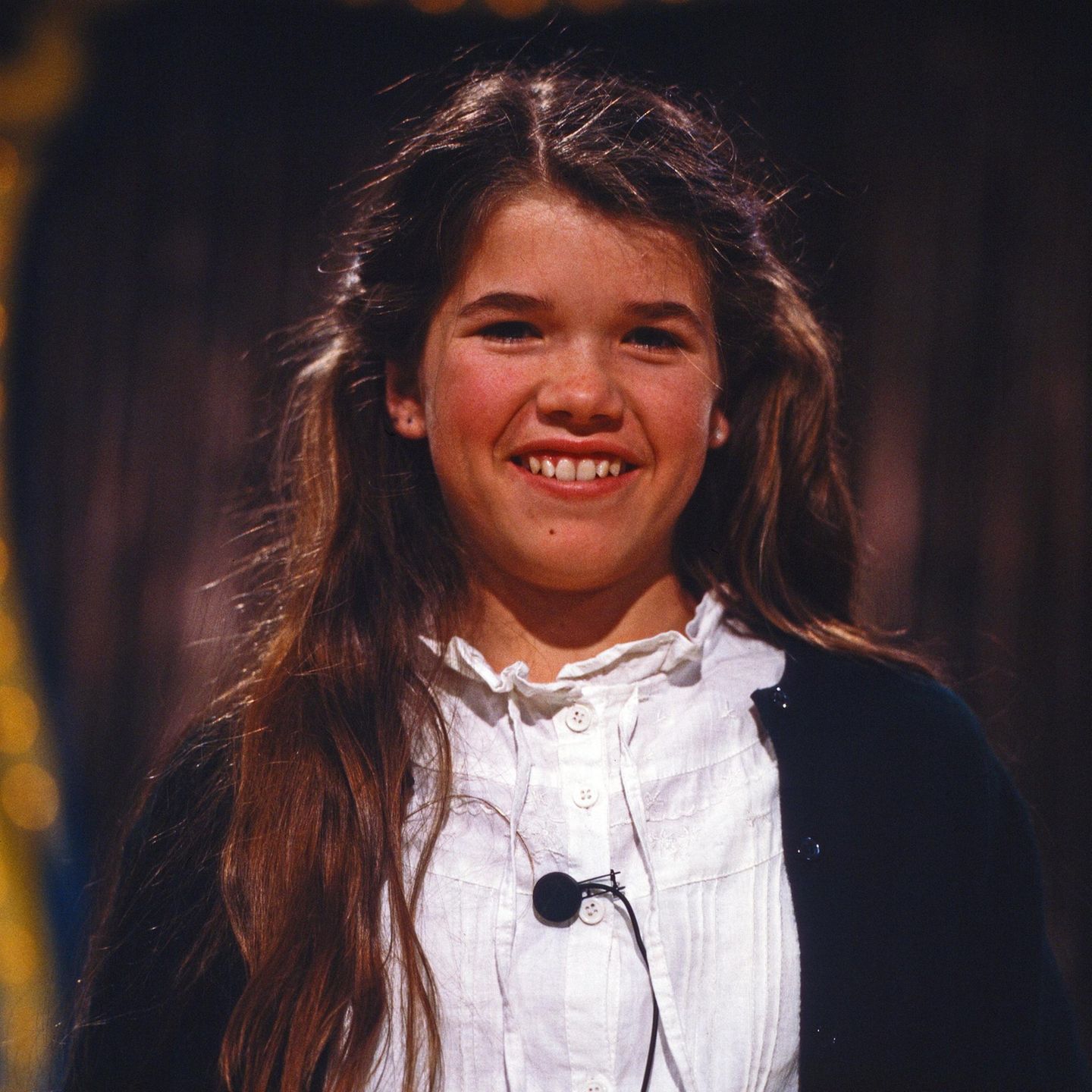 Chormädchen: Anke Engelke, die 1965 in Montreal geboren wird, wo ihr Vater für die Lufthansa arbeitet, zieht als Sechsjährige mit ihrer Familie nach Rösrath bei Köln. Sie tritt in den Chor ihrer Schule ein, der als "Sonntagskinder" bekannt ist, mit Heino Platten einspielt und in Peter Frankenfelds "Musik ist Trumpf" auftritt