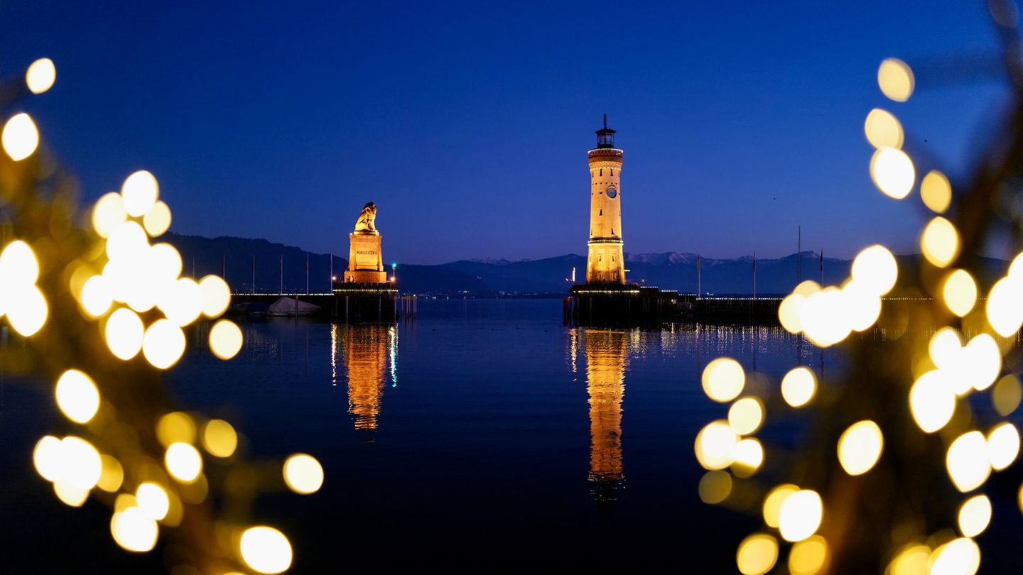Während sich unten Besucher auf Weihnachten einstimmen, fliegt oben eine Drohne. (Symbolbild) Foto: Ulf Vogler/dpa