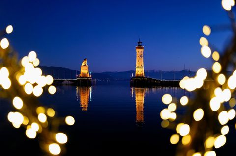 Während sich unten Besucher auf Weihnachten einstimmen, fliegt oben eine Drohne. (Symbolbild) Foto: Ulf Vogler/dpa