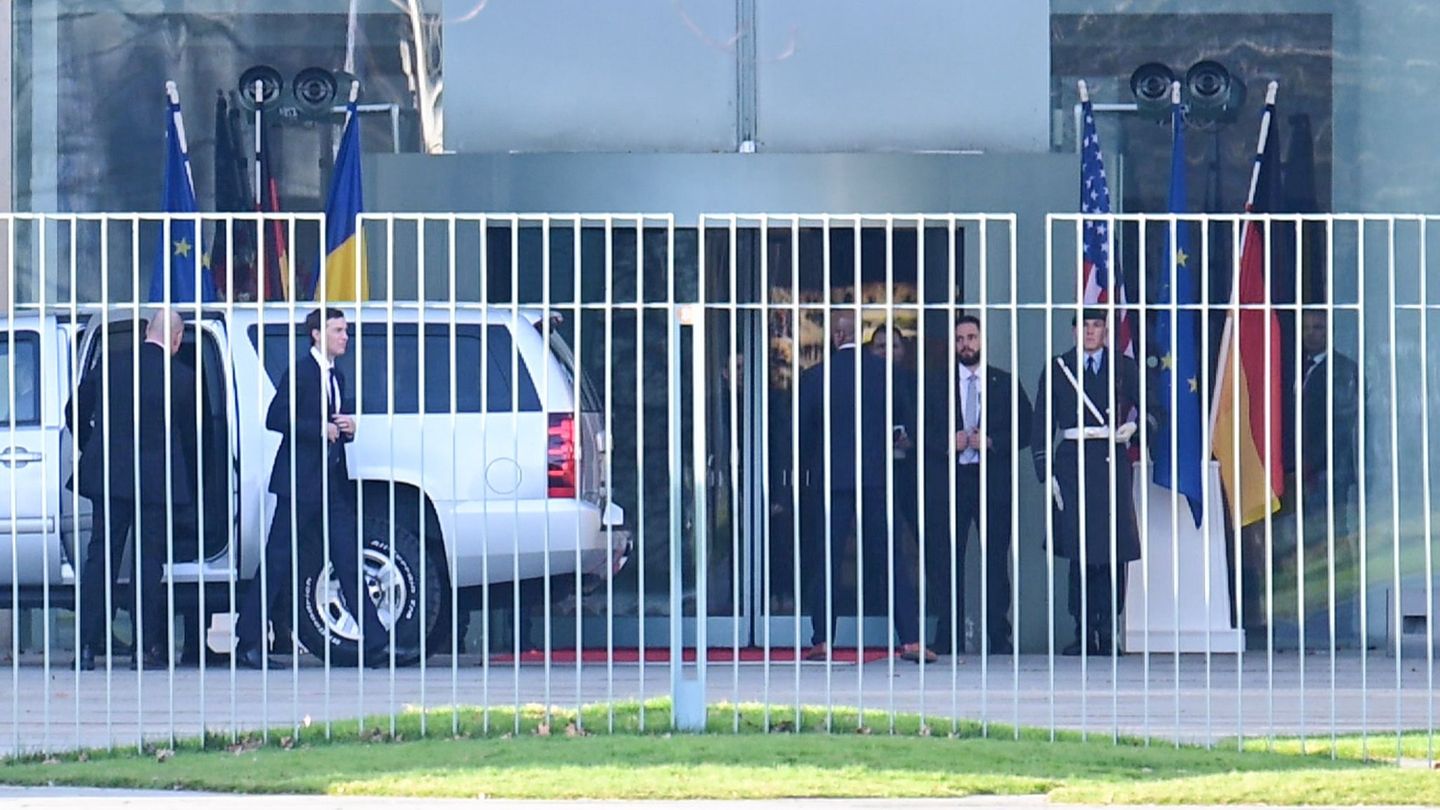 Zu den Beratungen traf unter anderem Jared Kushner, der Schwiegersohn von US-Präsident Donald Trump, am Kanzleramt ein. Foto: Se