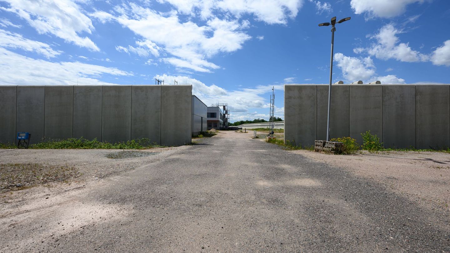Blick auf die ruhende Baustelle der zukünftigen JVA Zwickau-Marienthal. (Archivbild) Foto: Hendrik Schmidt/dpa