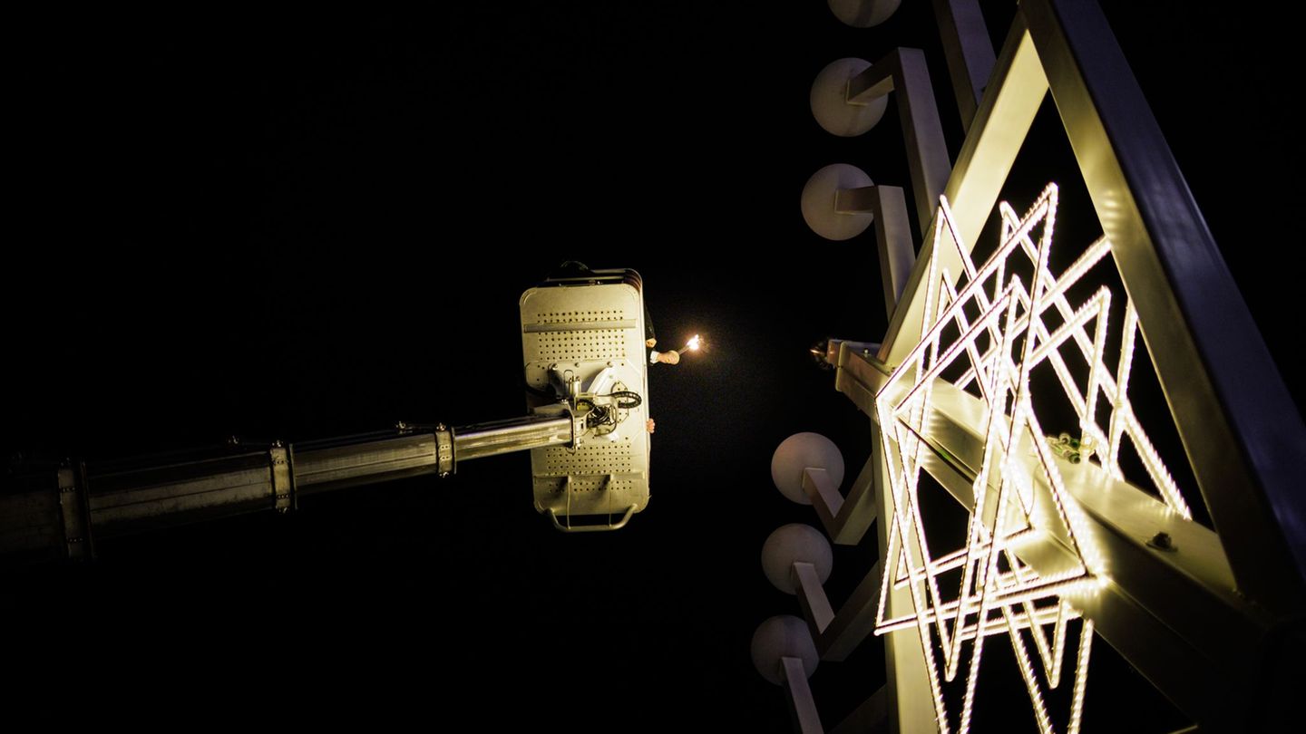 In München sollte am Montagnachmittag die erste Kerze am Chanukka-Leuchter entzündet werden. (Symbolbild) Foto: Carsten Koall/dp