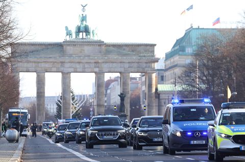 Der Autokonvoi von Ukraines Präsidenten Selenskyj fährt am Brandenburger Tor vorbei zum Bundeskanzleramt in Berlin