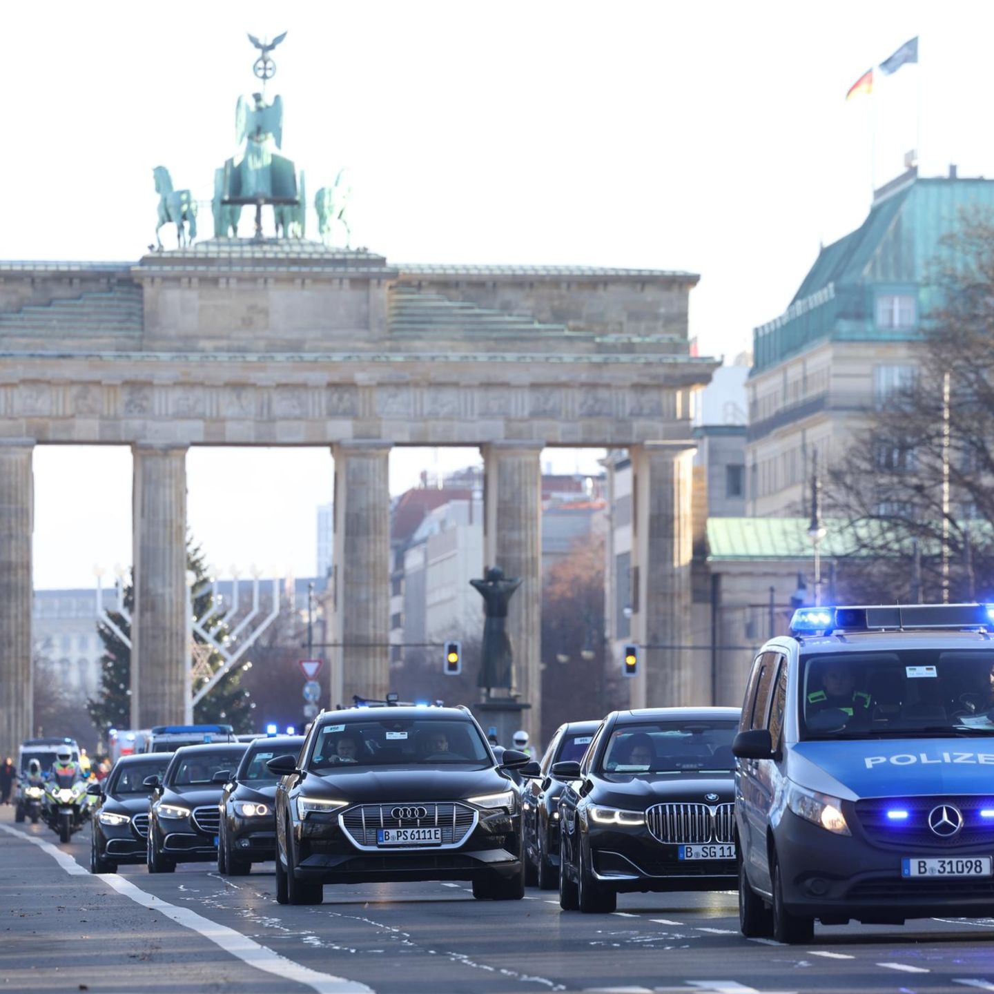 Der Autokonvoi von Ukraines Präsidenten Selenskyj fährt am Brandenburger Tor vorbei zum Bundeskanzleramt in Berlin