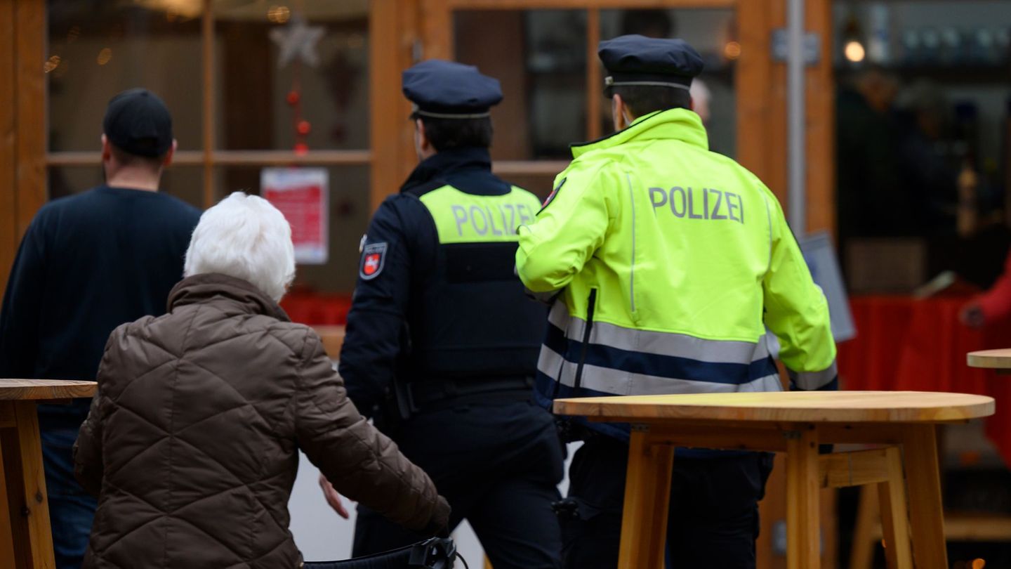 Die Polizei verstärkte ihre Präsenz auf dem Weihnachtsmarkt. Foto: Swen Pförtner/dpa