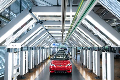 Das letzte Auto aus Dresden ist ein roter ID.3. (Archivbild) Foto: Sebastian Kahnert/dpa