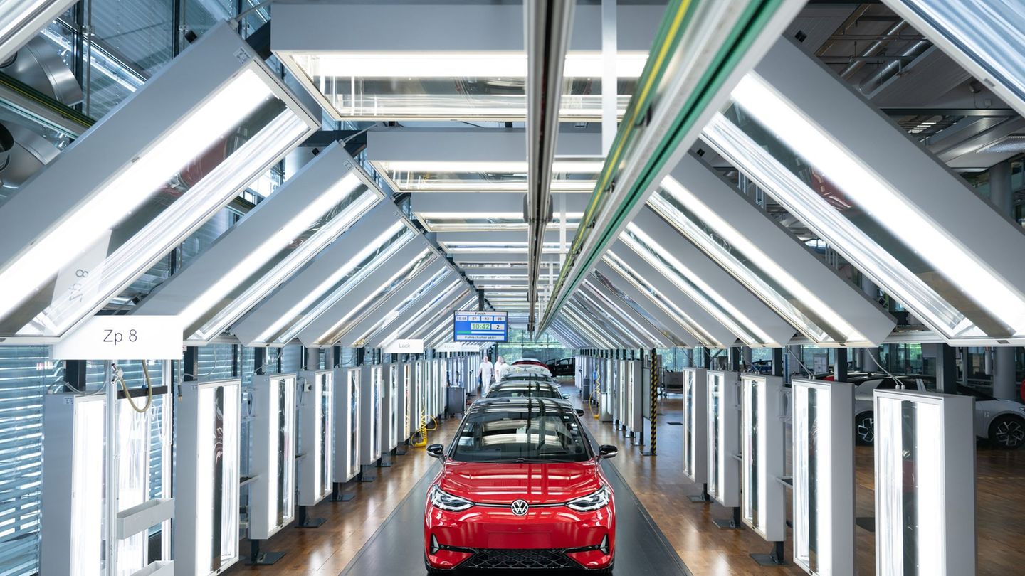 Das letzte Auto aus Dresden ist ein roter ID.3. (Archivbild) Foto: Sebastian Kahnert/dpa