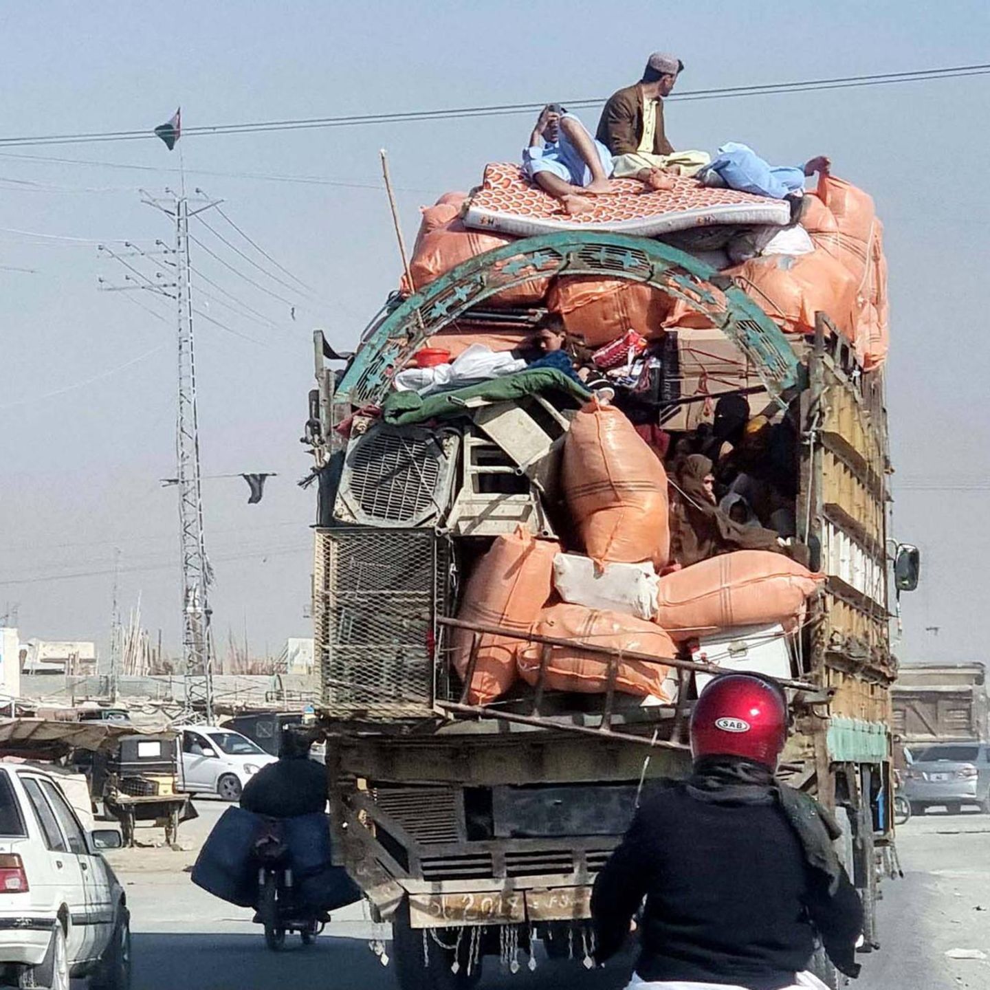Ein LKW mit Flüchtlingen in Afghanistan