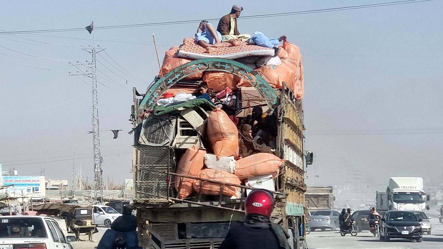 Ein LKW mit Flüchtlingen in Afghanistan