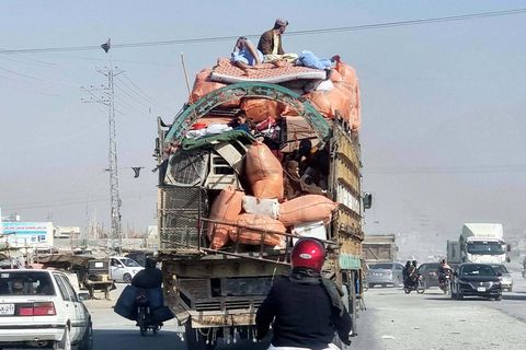 Ein LKW mit Flüchtlingen in Afghanistan