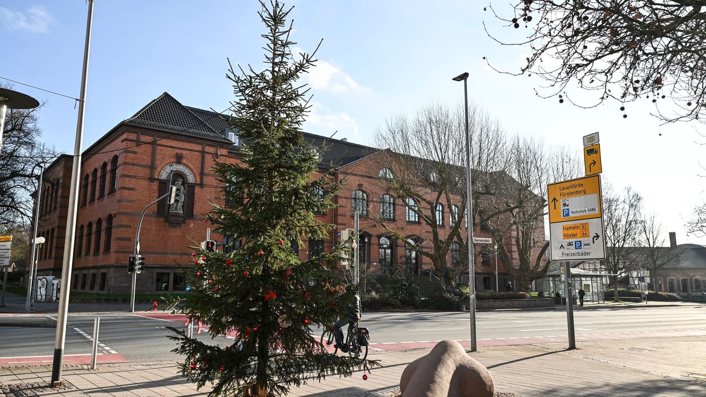 Holzminden hat seinen "Little Ugly Christmas Tree" lieb gewonnen. Foto: Swen Pförtner/dpa