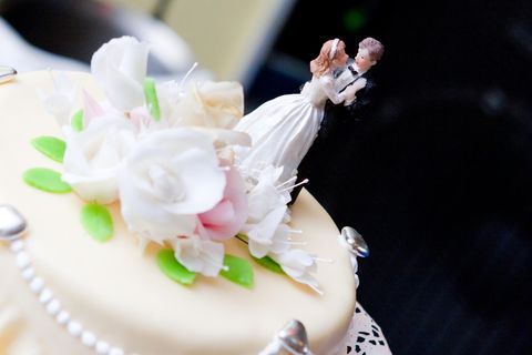 Ein Brautpaar auf einer Torte bei einer Hochzeit