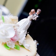 Ein Brautpaar auf einer Torte bei einer Hochzeit