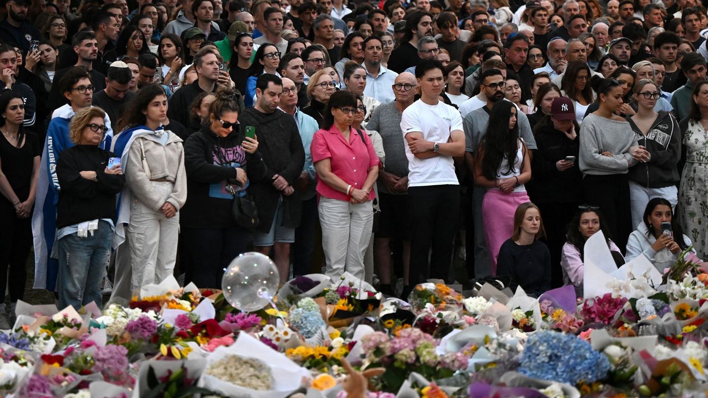 Zahlreiche Trauernde nehmen an einer Mahnwache an einer Gedenkstätte in Bondi Beach in Sydney teil Foto: Bianca De Marchi/AAP/dp