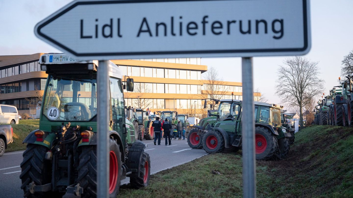 Die Bauern protestierten gegen die Preispolitik von Lidl. Foto: Marijan Murat/dpa