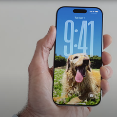 Bei der WWDC 2025 hält Craig Federighi ein iPhone 16 Pro mit iOS 26 in die Kamera, nun ist Version iOS 26.2 erschienen