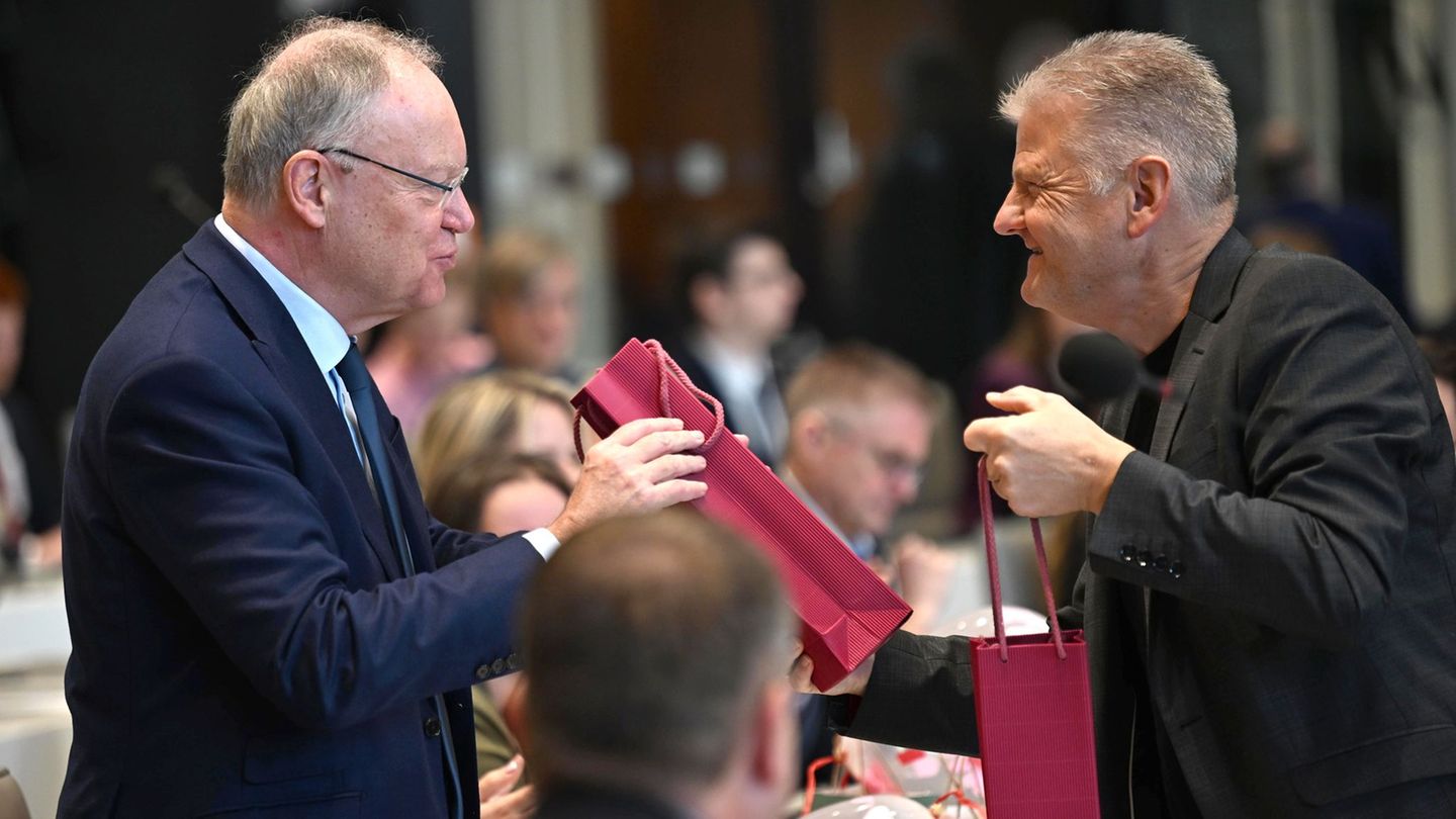 Geburtstagsgruß im Parlament: SPD-Fraktionschef Politze (r) überreicht Ex-Ministerpräsident Weil (l) eine Flasche Wein. Foto: Sh