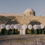 Im Kreis der Menschen, die am meisten zählen: Für seine Auslandshochzeit wählte dieses Paar Zypern als Destination. "Das Bild wurde kurz nach der Zeremonie aufgenommen, im goldenen Licht des späten Nachmittags, eingerahmt von altem Gemäuer unter dem offenem Himmel," schreibt die Fotografin. "Als würde die Zeit für einen Moment innehalten."   Finalistin in der Kategorie "I-do Crew": Karina Leonenko, Zypern