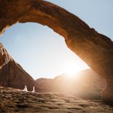 Der Corona Arch, ein Sandsteinbogen in der Nähe von Moab im US-Staat Utah, spannt sich in mehr als 30 Meter Höhe über einem Brautpaar. Die überwältigende Erfahrung in der Natur mache uns sofort klar, was wirklich wichtig ist, schreibt Hochzeitsfotografin Aimee Flynn. "Ich denke, deshalb sind diese Natur-Shootings für Paare so wichtig." ⁠  Finalistin "Epic Location": Aimee Flynn, USA