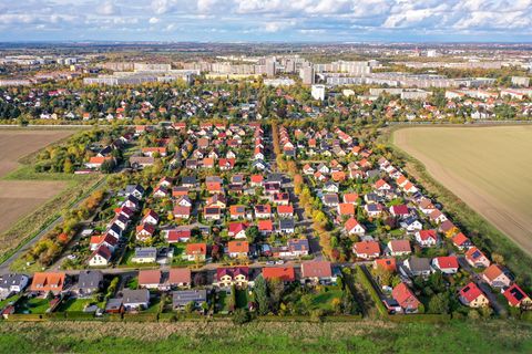 Die Preise für Ein- und Zweifamilienhäuser blieben 2024 in Sachsen in etwa konstant. (Archivbild) Foto: Jan Woitas/dpa