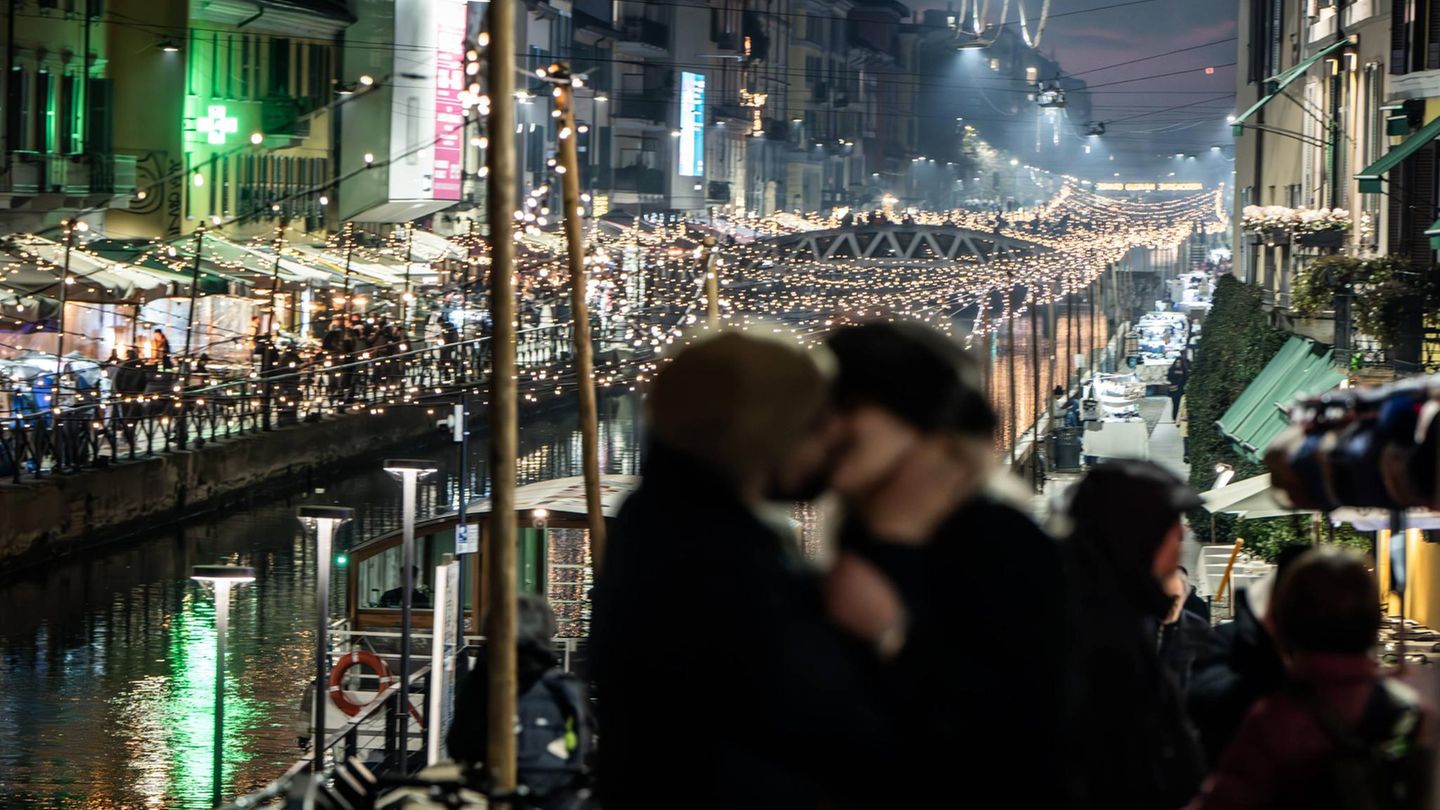 Ziellos, aber abflugbereit? Für die Weihnachtstage gibt es noch eine Reihe von inneuropäischen Flügen, die zwischen 110 und 220 Euro kosten. Am unteren Ende der Preisspanne liegen laut Skyscanner Mailand (Bild, ab 111 Euro) und Budapest (ab 144 Euro). London ist mit rund 150 Euro pro Person ebenfalls relativ günstig. Am anderen Ende: Stockholm und Paris mit Verbindungen ab 220 Euro. Dazwischen: Dublin, Wien, Rom und Barcelona (zwischen 190 und 210 Euro)