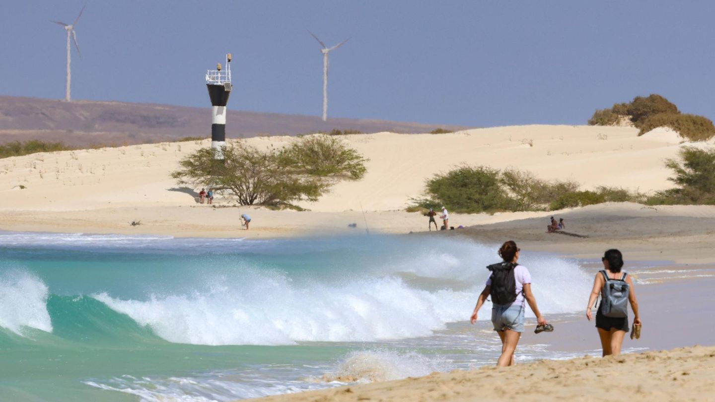 Die Kanarischen Inseln sind ein Klassiker für Weihnachtsdrückeberger. Etwas weiter südlich (und rund eine Flugstunde) liegen die Kapverdischen Inseln – ebenfalls aus Vulkanen entstanden, ebenfalls sonnenverwöhnt, aber noch etwas wärmer. Weil von November bis Mai der Passat dort unten schon ganz gut weht, ist die Inselgruppe ein perfekter Ort für Surfer – alle anderen genießen die Wärme und die kreolische Küche.  Fünf Nächte im Hotel "Riu Touareg" in Lacacao auf der Insel Boa Vista gibt es bei Tui ab 1600 Euro