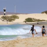 Die Kanarischen Inseln sind ein Klassiker für Weihnachtsdrückeberger. Etwas weiter südlich (und rund eine Flugstunde) liegen die Kapverdischen Inseln – ebenfalls aus Vulkanen entstanden, ebenfalls sonnenverwöhnt, aber noch etwas wärmer. Weil von November bis Mai der Passat dort unten schon ganz gut weht, ist die Inselgruppe ein perfekter Ort für Surfer – alle anderen genießen die Wärme und die kreolische Küche.  Fünf Nächte im Hotel "Riu Touareg" in Lacacao auf der Insel Boa Vista gibt es bei Tui ab 1600 Euro