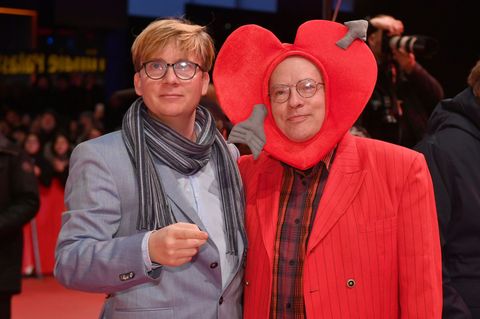 Rosa von Praunheim (rechts im Bild) mit seinem Partner Oliver Sechting. (Archivbild) Foto: Jens Kalaene/dpa