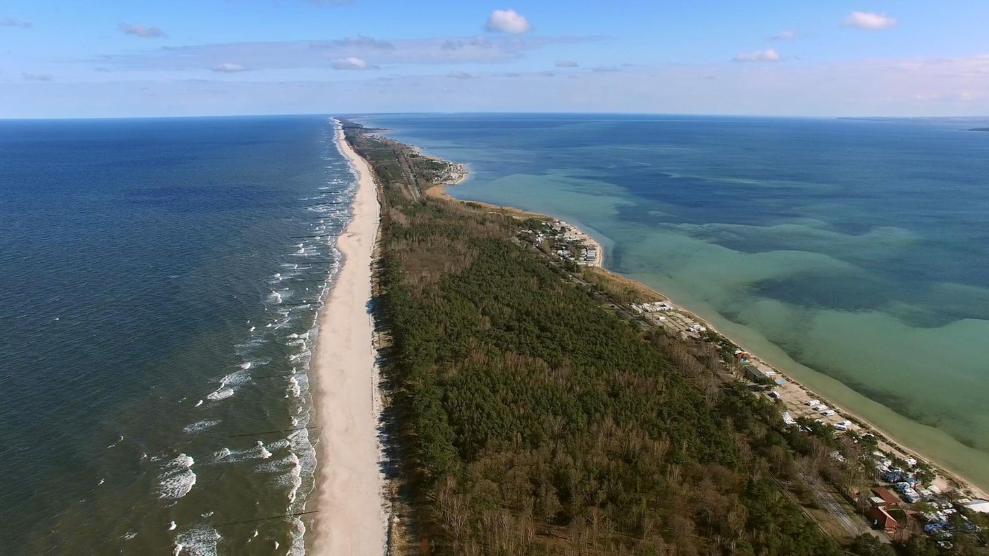 30 Kilometer streckt sich die Halbinsel Hel in die polnische Ostsee hinein. Und genauso lang ist auch der Strand. Ein perfekter Ort für alle, die über die Feiertage und den Jahreswechsel zweisame Ruhe suchen. Surfen ginge natürlich auch, aber zum Jahreswechsel eignen sich Wanderungen und Radausflüge wohl eher.  Eine vor allem bei Paaren beliebte Unterkunft sind die "Apartamenty in Sea Bay Chałupy", rund 70 Autominuten von Danzig entfernt. Vier Nächte kosten über Booking.com 330 Euro