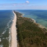 30 Kilometer streckt sich die Halbinsel Hel in die polnische Ostsee hinein. Und genauso lang ist auch der Strand. Ein perfekter Ort für alle, die über die Feiertage und den Jahreswechsel zweisame Ruhe suchen. Surfen ginge natürlich auch, aber zum Jahreswechsel eignen sich Wanderungen und Radausflüge wohl eher.  Eine vor allem bei Paaren beliebte Unterkunft sind die "Apartamenty in Sea Bay Chałupy", rund 70 Autominuten von Danzig entfernt. Vier Nächte kosten über Booking.com 330 Euro