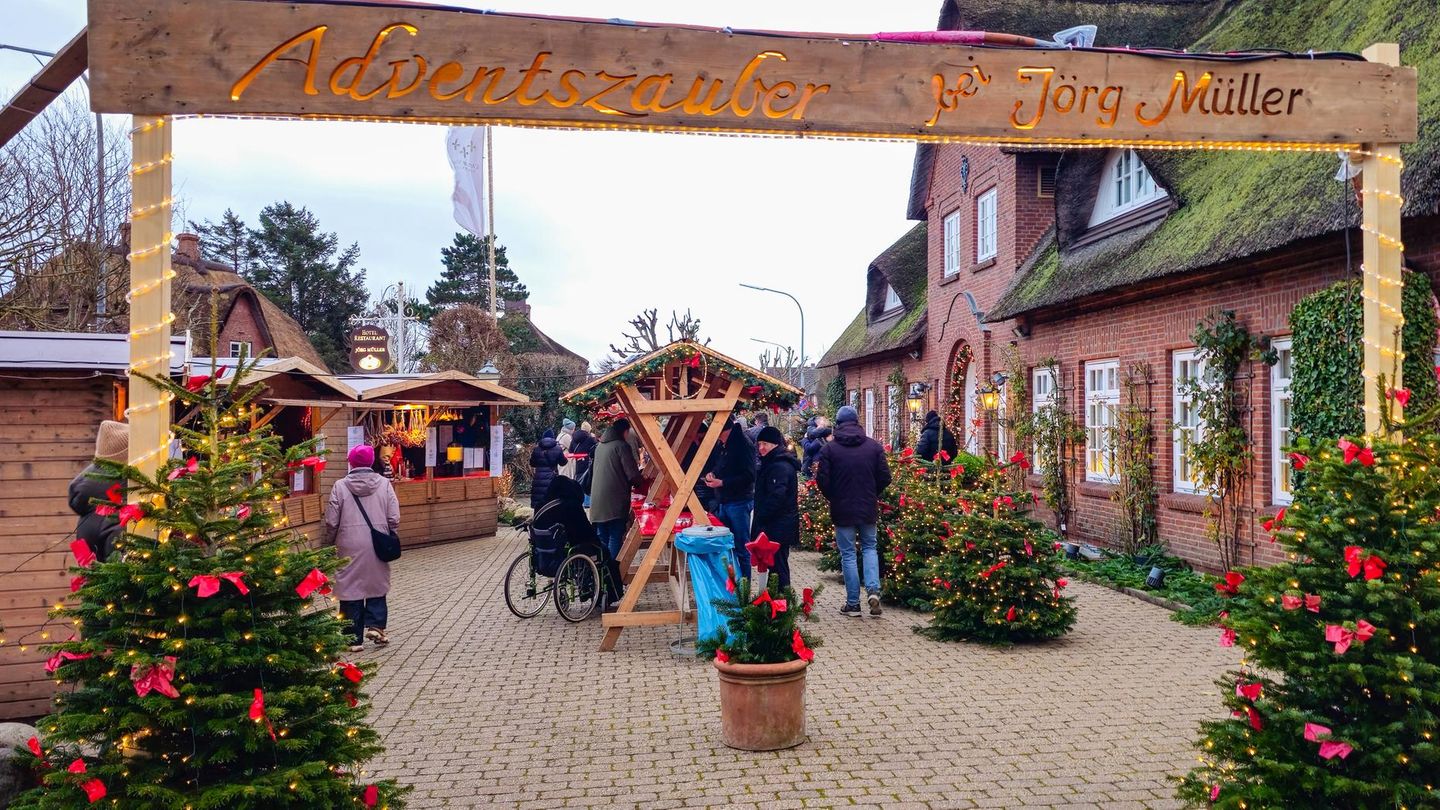 Sie wollen zurück nach Westerland? Weihnachten auf Sylt ist sehr besonders, denn dann kehrt auf der Nordseeinsel die große Ruhe ein – Festbesinnlichkeit statt Familientrubel. Am 26. Dezember weicht die Ruhe dann wieder dem Leben: Am Strand stürzen sich Dutzende von Mutigen in die kalte Nordsee zum Weihnachtsbaden. Und zu Silvester wird hier gefeiert, aber nicht geböllert, sehr zur Freude auch von Hundehaltern.  Unterkünfte gibt es ab 260 Euro für knapp eine Woche. Etwa das lauschige Boutique Hotel Villa Monika via Tripadvisor