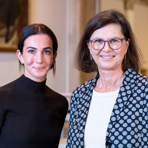 Landtagspräsidentin Ilse Aigner (r) zeigte sich begeistert von ihrer Praktikantin Lisa Müller. Foto: Lennart Preiss/dpa