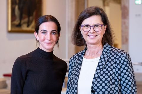 Landtagspräsidentin Ilse Aigner (r) zeigte sich begeistert von ihrer Praktikantin Lisa Müller. Foto: Lennart Preiss/dpa