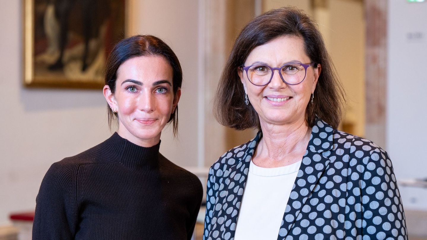 Landtagspräsidentin Ilse Aigner (r) zeigte sich begeistert von ihrer Praktikantin Lisa Müller. Foto: Lennart Preiss/dpa