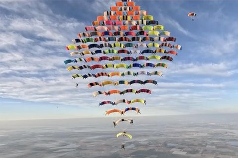 Rauten Fallschirm-Formation mit 104 Menschen