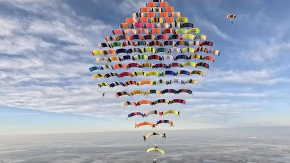 Rauten Fallschirm-Formation mit 104 Menschen