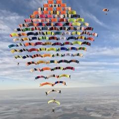 Rauten Fallschirm-Formation mit 104 Menschen